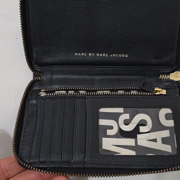 Marc Jacobs Black Leather Classic Q Wingman Wristlet Wallet - Picture 3 of 6